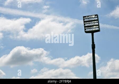 Allumé mât de projecteur devant un ciel bleu avec des nuages pendant le 2ème match Bundesliga entre VfL Bochum et Holstein Kiel. Banque D'Images