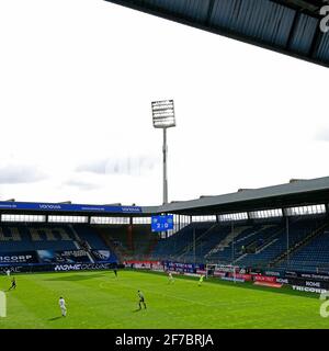 Scène de match dans le stade Ruhr avec le mât de projecteur allumé. Pendant le 2ème match Bundesliga entre VfL Bochum et Holstein Kiel. Banque D'Images