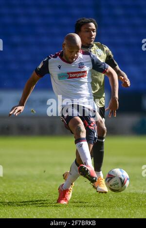 Jevani Brown de Colchester United lutte contre Alex John-Baptiste de Bolton Wanderers - Bolton Wanderers contre Colchester United, Sky Bet League Two, University of Bolton Stadium, Bolton, Royaume-Uni - 2 avril 2021 usage éditorial uniquement - restrictions DataCo applicables Banque D'Images