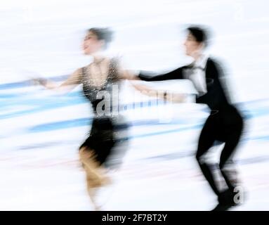 Pékin, Chine. 6 avril 2021. Les patineurs participent à un programme de patinage artistique au gymnase de la capitale à Beijing, capitale de la Chine, le 6 avril 2021. Un programme d'essais de sports sur glace de 10 jours pour les Jeux olympiques et paralympiques d'hiver de 2022 a lieu du 1er au 10 avril. Ce programme de test vise à mettre à l'épreuve l'organisation de la concurrence, le fonctionnement du lieu, les services et la sauvegarde. Il fait participer tous les sports de glace de Beijing 2022, à savoir le patinage de vitesse sur piste courte, le patinage de vitesse, le patinage artistique, le hockey sur glace, le curling, hockey sur glace et curling en fauteuil roulant. Credit: LAN Hongguang/Xinhua/Alay Live News Banque D'Images