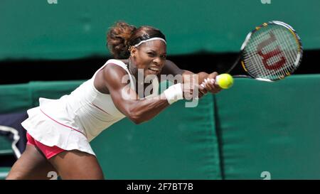 WIMBLEDON 2010. 6e jour. 26/6/2010 SERRENA WILLIAMS LORS DE SON MATCH AVEC DOMINIKA CIBULKOVA. PHOTO DAVID ASHDOWN Banque D'Images