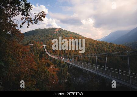 Pont suspendu Highline 179 dans les Alpes, Autriche. Banque D'Images