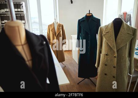 Salle libre remplie de mannequins en manteaux Banque D'Images