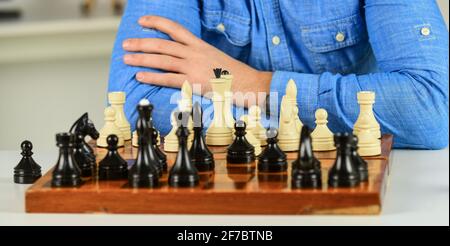 Logiques de développement. Apprendre jouer aux échecs. Un mauvais déplacement annule les bons. Figures sur un échiquier en bois. Réfléchir à l'étape suivante. Leçon d'échecs. Stratégie Banque D'Images