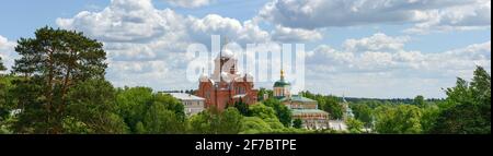 Vue panoramique vers la cathédrale du monastère de Pokrovsky sur la rive de Pazha depuis le loin à Khotkovo, région de Moscou, Russie. Banque D'Images