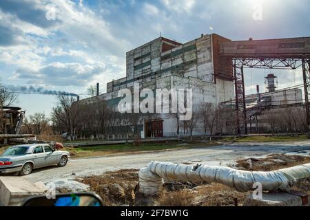 Usine d'extraction et de traitement soviétique dépassée. Bâtiments industriels. Banque D'Images