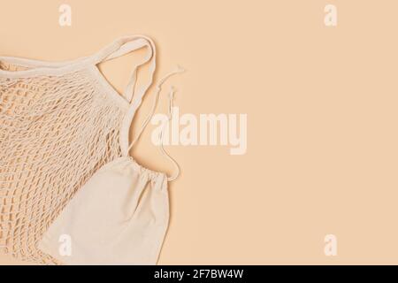 Sacs en tissu réutilisables sur fond beige. Concept zéro gaspillage avec espace de copie. Banque D'Images