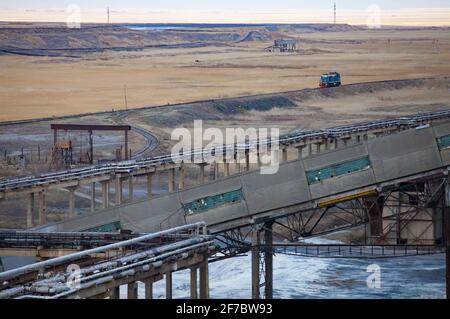 Usine d'extraction et de traitement soviétique dépassée. Pipelines, chemins de fer et locomotives. Banque D'Images