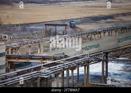 Usine d'extraction et de traitement soviétique dépassée. Pipelines, chemins de fer et locomotives. Se concentrer sur le deuxième pipeline et la locomotive. Banque D'Images