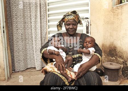 Portrait De Mere Africaine Avec Des Jumeaux Enfants Sœurs En Plein Air Famille Noire Ayant Le Plaisir De Poser Devant L Appareil Photo Amour De Vraies Personnes Et De Vacances Concep