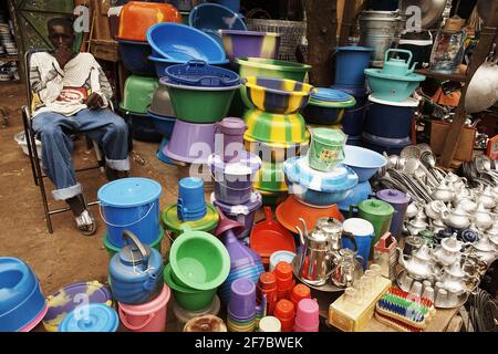 Un vendeur vendant des produits en plastique sur le marché des grandes Marches à Bamako Mali, Afrique de l'Ouest. Banque D'Images