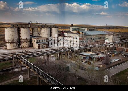 Usine d'extraction et de traitement soviétique dépassée. Ascenseur de stockage en béton. Banque D'Images