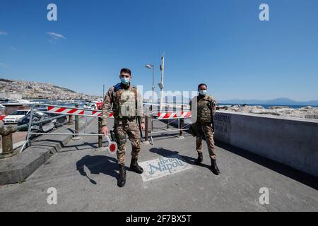 Naples, Italie. 05 avril 2021. Les soldats de l'armée italienne sont à un point de contrôle en bord de mer dans la ville de Naples. Le gouvernement italien a fermé la plupart des magasins pour arrêter la propagation de l'épidémie du coronavirus COVID-19. Entre autres mesures, les mouvements de personnes ne sont autorisés que pour le travail, pour l'achat de biens essentiels et pour des raisons de santé crédit: Agence de photo indépendante/Alamy Live News Banque D'Images