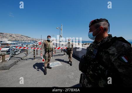 Naples, Italie. 05 avril 2021. Les soldats de l'armée italienne sont à un point de contrôle en bord de mer dans la ville de Naples. Le gouvernement italien a fermé la plupart des magasins pour arrêter la propagation de l'épidémie du coronavirus COVID-19. Entre autres mesures, les mouvements de personnes ne sont autorisés que pour le travail, pour l'achat de biens essentiels et pour des raisons de santé crédit: Agence de photo indépendante/Alamy Live News Banque D'Images