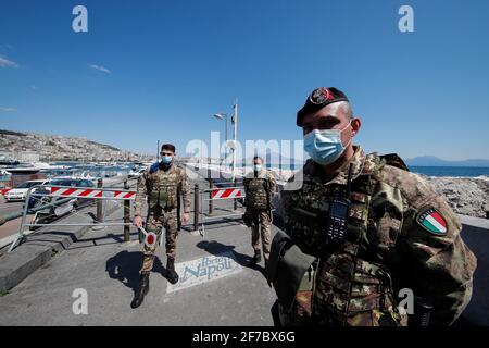 Naples, Italie. 05 avril 2021. Les soldats de l'armée italienne sont à un point de contrôle en bord de mer dans la ville de Naples. Le gouvernement italien a fermé la plupart des magasins pour arrêter la propagation de l'épidémie du coronavirus COVID-19. Entre autres mesures, les mouvements de personnes ne sont autorisés que pour le travail, pour l'achat de biens essentiels et pour des raisons de santé crédit: Agence de photo indépendante/Alamy Live News Banque D'Images