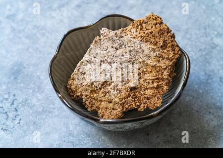 Papillotes de pâte d'amandes maison bio fraîchement cuites au lait d'amande. Prêt à manger. Banque D'Images