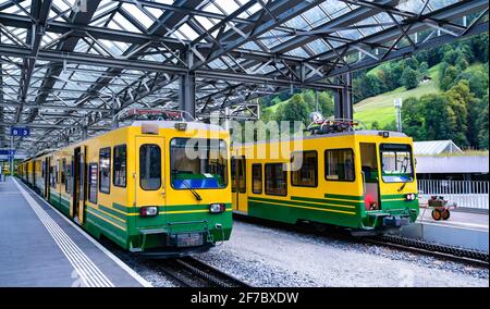 Trains de voyageurs à la gare de Lauterbrunnen en Suisse Banque D'Images