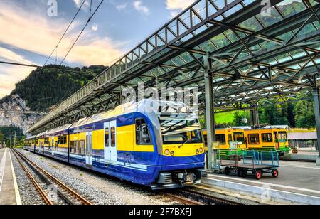 Trains de voyageurs à la gare de Lauterbrunnen en Suisse Banque D'Images