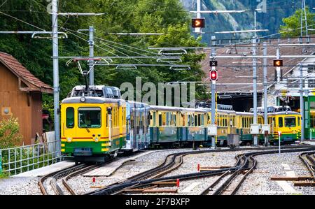 Trains de montagne au dépôt ferroviaire de Lauterbrunnen en Suisse Banque D'Images