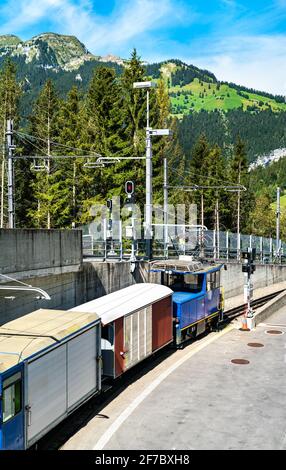 Train de fret à la gare de Wengen en Suisse Banque D'Images