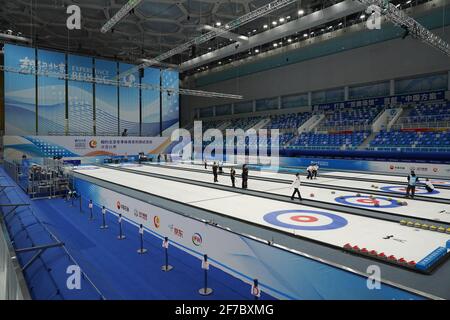 Pékin, Chine. 6 avril 2021. Les joueurs participent à un programme de test de curling au Centre aquatique national de Beijing, capitale de la Chine, le 6 avril 2021. Un programme d'essais de sports sur glace de 10 jours pour les Jeux olympiques et paralympiques d'hiver de 2022 a lieu du 1er au 10 avril. Ce programme de test vise à mettre à l'épreuve l'organisation de la concurrence, le fonctionnement du lieu, les services et la sauvegarde. Il fait participer tous les sports de glace de Beijing 2022, à savoir le patinage de vitesse sur piste courte, le patinage de vitesse, le patinage artistique, le hockey sur glace, le curling, hockey sur glace et curling en fauteuil roulant. Crédit: Peng Ziyang/Xinhua/Alay Live News Banque D'Images