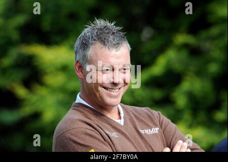 Darren Clark jouant une partie de golf avec Brian Viner. PHOTO DAVID ASHDOWN Banque D'Images