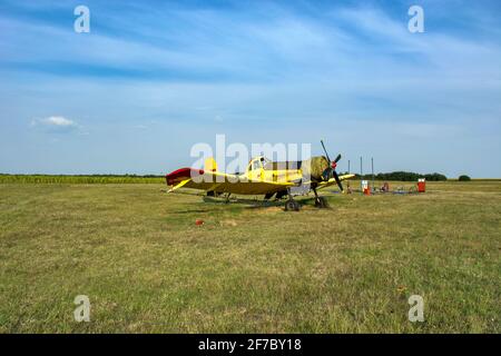 Zrenjanin, Ecka, Serbie, août 04,2015. Ancien aéroport et un vieux avion qui vole occasionnellement pour les besoins touristiques, scolaires ou agricoles. Banque D'Images