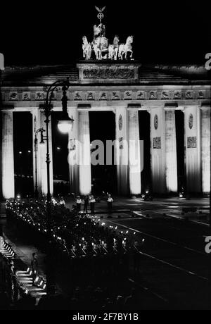 Berlin cérémonie pour les troupes alliées quittant la ville 1994 la nuit La cérémonie a eu lieu à la porte de Brandebourg Banque D'Images