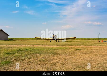 Zrenjanin, Ecka, Serbie, août 04,2015. Ancien aéroport et un vieux avion qui vole occasionnellement pour les besoins touristiques, scolaires ou agricoles. Banque D'Images