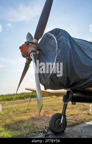 Zrenjanin, Ecka, Serbie, août 04,2015. Ancien aéroport et un vieux avion qui vole occasionnellement pour les besoins touristiques, scolaires ou agricoles. Banque D'Images