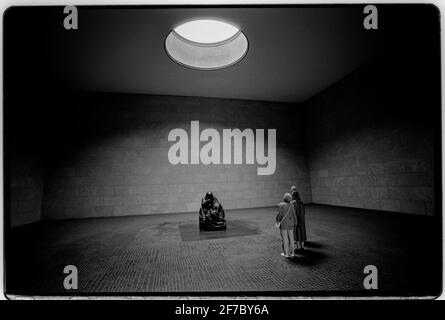 L'intérieur de Neue Wache à Berlin en Allemagne, avec la sculpture mère de Käthe Kollwitz avec son fils mort – pièce maîtresse de ce qui est aujourd'hui un mémorial aux 'victimes de la guerre et de la dictature'. Banque D'Images