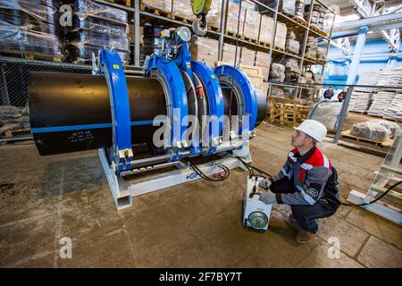 Stepnogorsk, Kazakhstan - 04 avril 2012 : usine de production de tuyaux en plastique. Réaliser le réglage des tuyaux reliant l'équipement. Banque D'Images