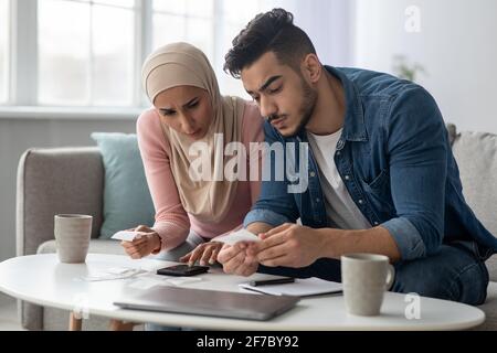 Elle a confusé la dame dans le hijab et a contrarié son mari avec des factures Banque D'Images