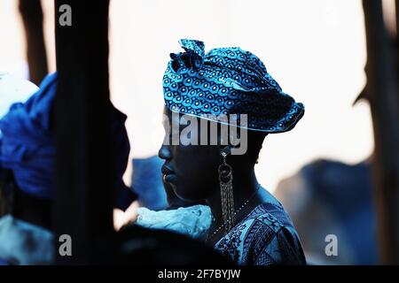 Belle femme portant des vêtements traditionnels à Bamako, Mali, Afrique de l'Ouest. Banque D'Images
