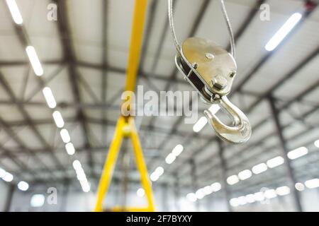 Gros plan crochet de grue électrique pivotante pour pont roulant vers l'intérieur l'atelier ou l'usine Banque D'Images