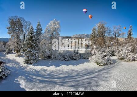 DE - BAVIÈRE: Winterscene le long de la rivière Isar à Bad Tölz avec la montagne Blomberg en arrière-plan. Banque D'Images