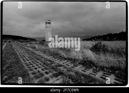 Allemagne 1994 Fulda Gap point Alpha 1994 pistes de char sur l'ancien côté est de la frontière et tour d'observation allemande de l'est à l'ouest. Le Fulda Gap (en allemand : Fulda-Lücke), une zone située entre la frontière entre la Hesse et la Thuringe (ancienne frontière intérieure allemande) et Francfort-sur-le-main, Contient deux couloirs de basses terres par lesquels des chars auraient pu mener une attaque surprise par les Soviétiques et leurs alliés du Pacte de Varsovie pour obtenir le(s) franchissement(s) du Rhin.[1] nommé(s) pour la ville de Fulda, le fossé de Fulda est devenu considéré comme stratégiquement important pendant la Guerre froide de 1947-1991 Banque D'Images