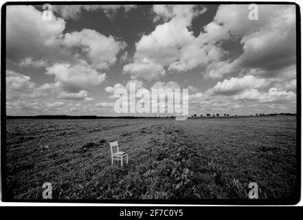 Allemagne 1994 Fulda Gap point Alpha 1994 pistes de char sur l'ancien côté est de la frontière et tour d'observation allemande de l'est à l'ouest. Le Fulda Gap (en allemand : Fulda-Lücke), une zone située entre la frontière entre la Hesse et la Thuringe (ancienne frontière intérieure allemande) et Francfort-sur-le-main, Contient deux couloirs de basses terres par lesquels des chars auraient pu mener une attaque surprise par les Soviétiques et leurs alliés du Pacte de Varsovie pour obtenir le(s) franchissement(s) du Rhin.[1] nommé(s) pour la ville de Fulda, le fossé de Fulda est devenu considéré comme stratégiquement important pendant la Guerre froide de 1947-1991 Banque D'Images