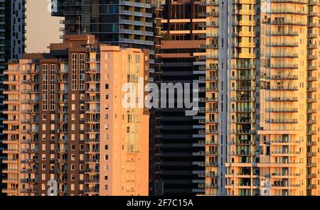 Vue générale sur les appartements et les hôtels de Southbank au coucher du soleil. Banque D'Images