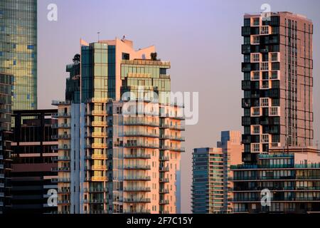 Vue générale sur les appartements et les hôtels de Southbank au coucher du soleil. Banque D'Images