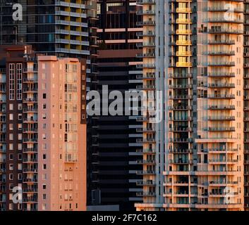 Vue générale sur les appartements et les hôtels de Southbank au coucher du soleil. Banque D'Images