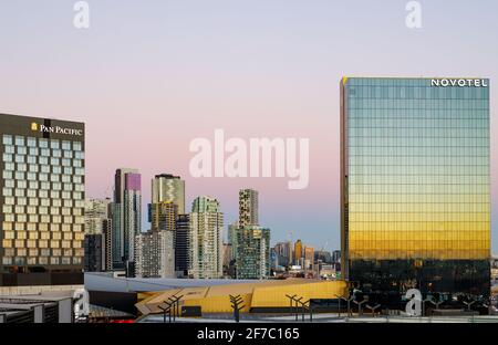 Vue générale sur les appartements et les hôtels de Southbank au coucher du soleil. Banque D'Images