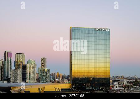 Vue générale sur les appartements et les hôtels de Southbank au coucher du soleil. Banque D'Images