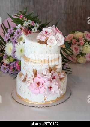 Beau gâteau de mariage avec des fleurs en plusieurs couches Banque D'Images