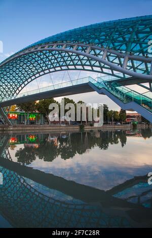 Géorgie, Tbilissi, pont de paix au-dessus de la rivière Mtkvari (Kura) Banque D'Images