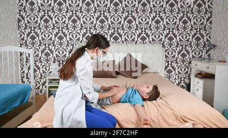 L'enfant a une douleur à l'estomac, le médecin vérifie . Photo de haute qualité Banque D'Images