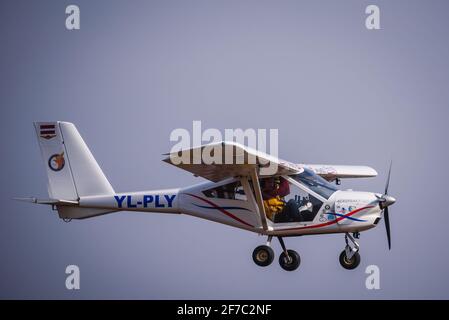 A DAZI, LETTONIE. 27 mars 2021. Aeropakt A22 L2 Foxbat YL PLI avion volant dans le ciel. Banque D'Images