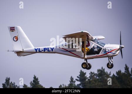 A DAZI, LETTONIE. 27 mars 2021. Aeropakt A22 L2 Foxbat YL PLI avion volant dans le ciel. Banque D'Images