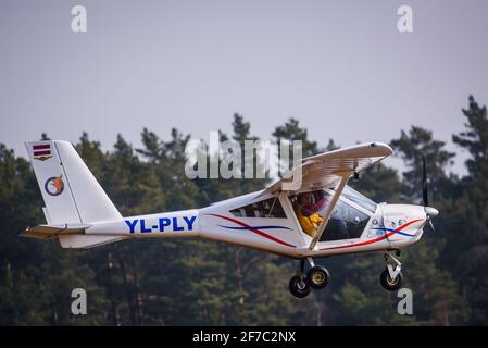 A DAZI, LETTONIE. 27 mars 2021. Aeropakt A22 L2 Foxbat YL PLI avion volant dans le ciel. Banque D'Images