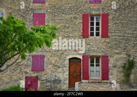 Paysage à l'architecture provençale typique de la Renaissance dans le village pittoresque de Grambois, Provence-Alpes-Côte d'Azur, Vaucluse, France. Banque D'Images